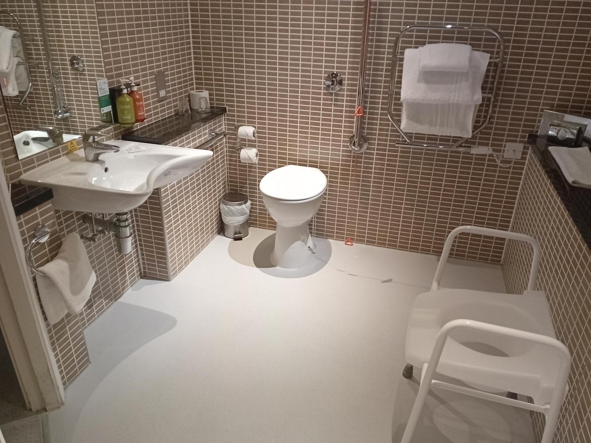 Holiday Inn Dumfries By Ihg Exteriör bild